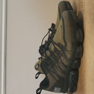 Mens 9.5 size vapormax